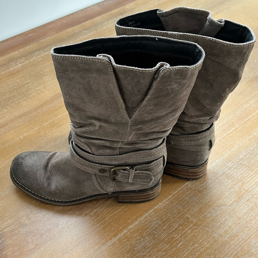 Clarks Gray Suede Lug boot Size 9.